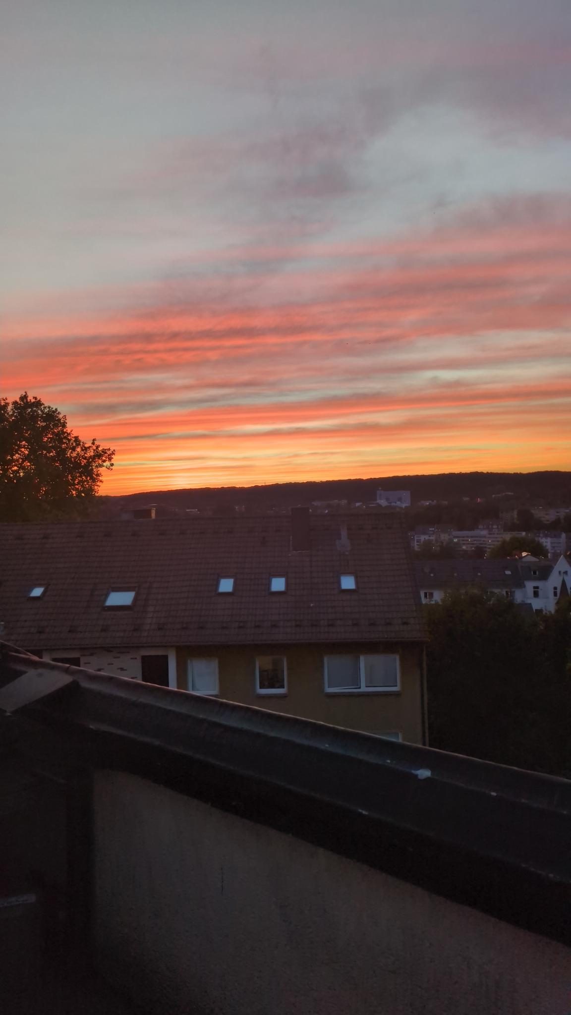 Orangefarbener Sonnenuntergang über der Aussicht